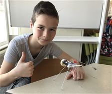 Deniz maakt een robot